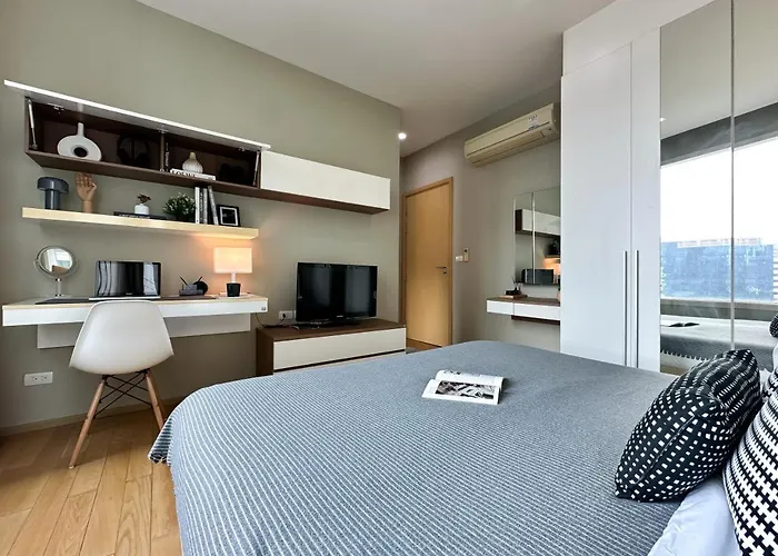 Roomy Modern 2br - Ultra Fast Wifi - Bts Phrom Phong Apartment